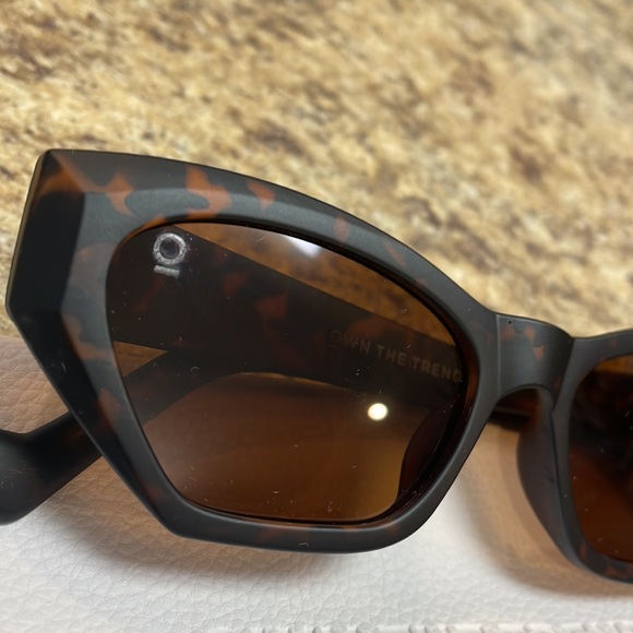 Own The Trend Sunglasses. Brown/Amber Print. NEW IN CASE - Picture 2 of 9